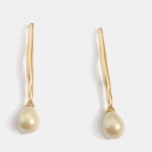 Simple pearl earrings
